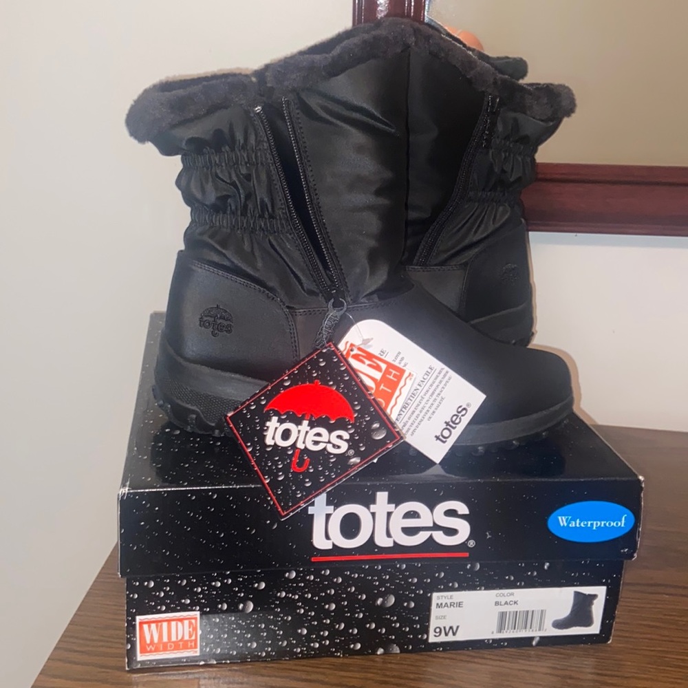 NEW WITH TAGS . black totes boots . waterproof . fur lined